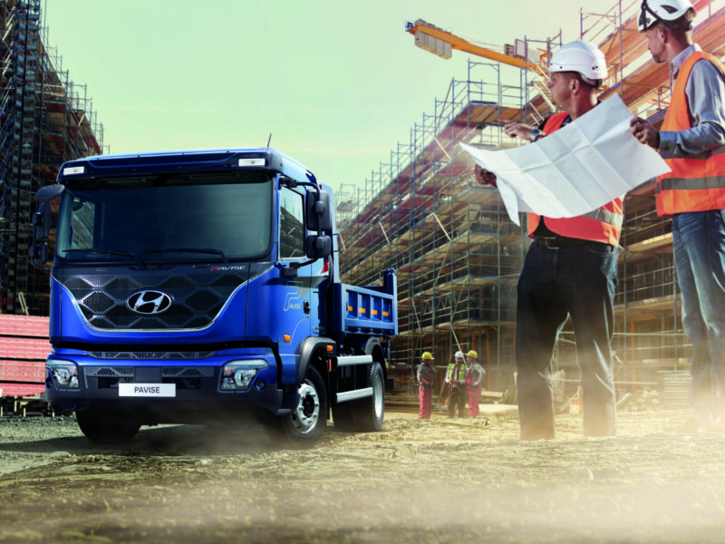 Si estás en busca de un camión resistente y versátil para transportar cargas de 10 toneladas, el camión Pavise de Hyundai es la elección perfecta. Con su motor Hyundai D6GA2B de 225 HP y tecnología CRDI de última generación, este vehículo combina potencia y eficiencia para enfrentar los retos más exigentes.